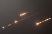 栖霞伊朗以导弹齐射回应以色列的大规模袭击