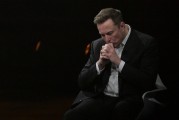 栖霞特斯拉股价收涨超3%：特朗普无意沟通，马斯克父亲劝儿子低头