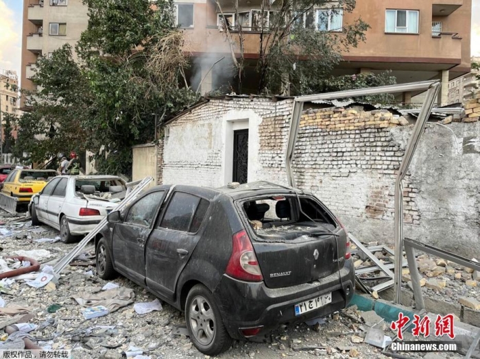 据《以色列时报》报道，当地时间6月13日，以色列国(🚘)防军证实，以军已发起了一场针对伊朗核计划的空袭行动。图为伊朗首都德黑兰遭袭击后受损的建筑。